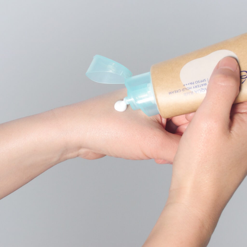 濃厚なテクスチャーなのに、つけたあとはベタつかないのがこちらの特長。手に出したときは、白いこっくりとしたクリームです。