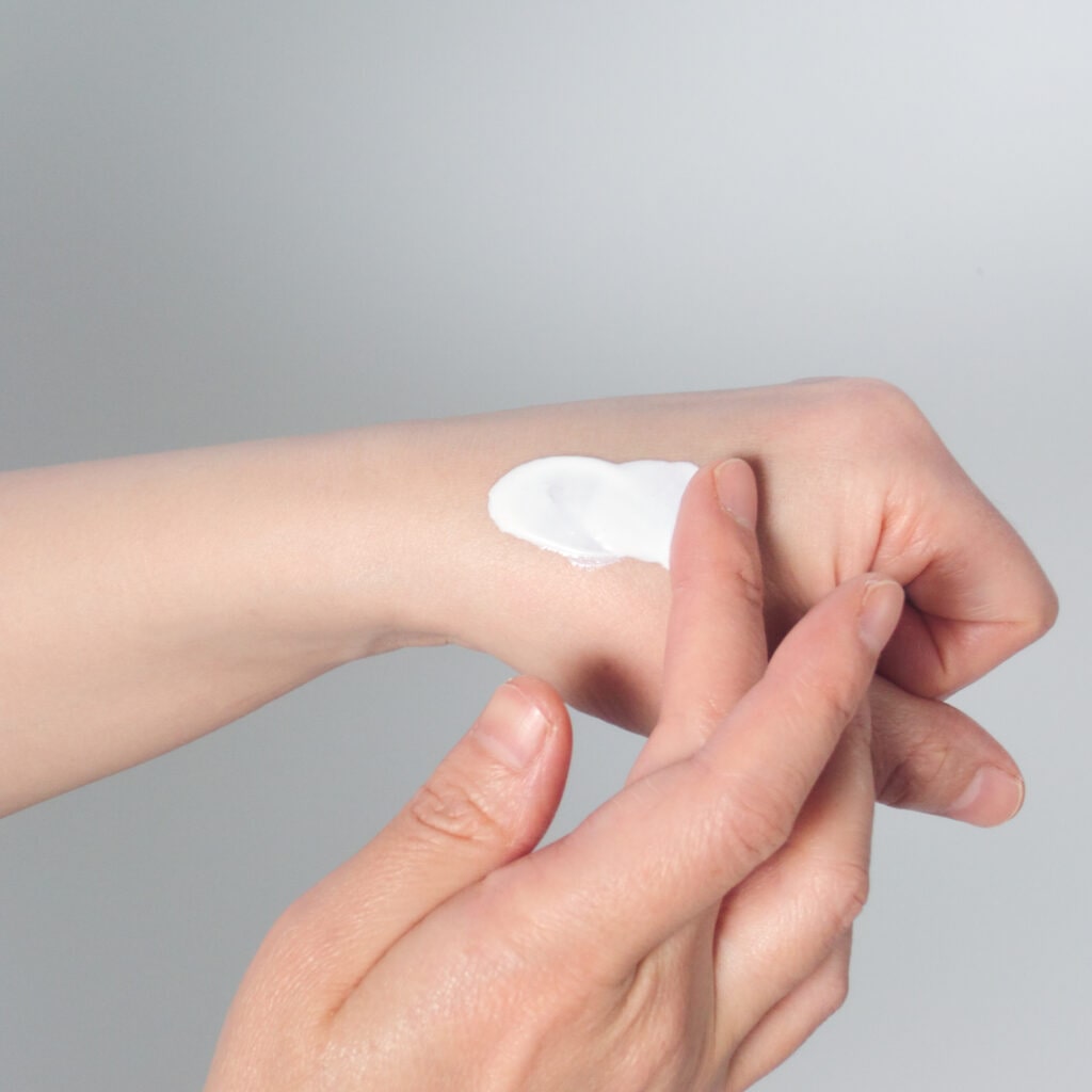 肌にのばすと乳液のようにのび広がって、すっとなじんでいきます。塗り終わると、ベタつき感はないけれど、うるおい感のあるもっちりとした肌に。