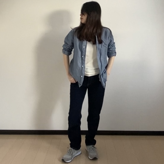 シャツ　ジーンズ　スニーカー