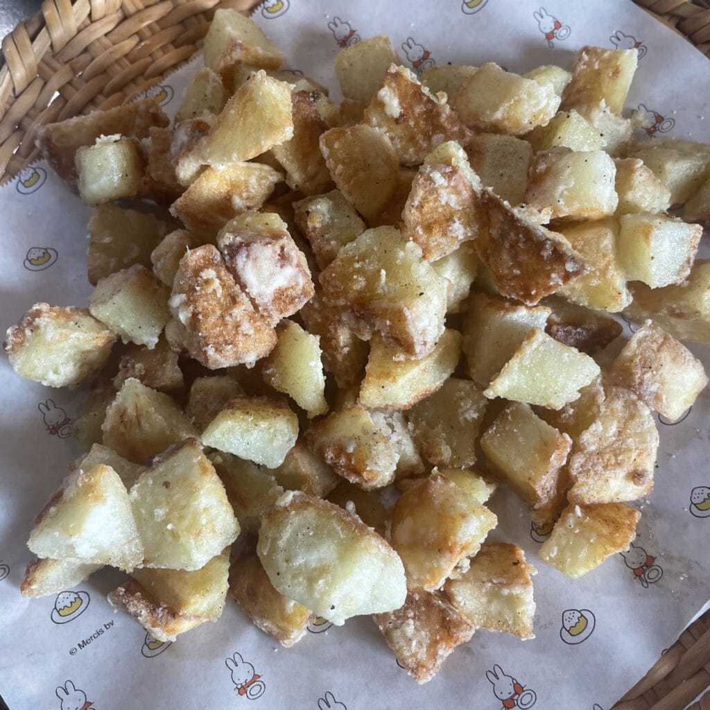 山本ゆりさんレシピ「カリカリ塩ガーリックポテト」を40代の主婦が作ってみて盛り付けた写真