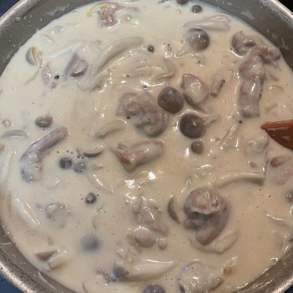 山本ゆりさんレシピ「濃厚みそチーズクリームチキン」を40代主婦が作ってみた、フライパンの中の写真