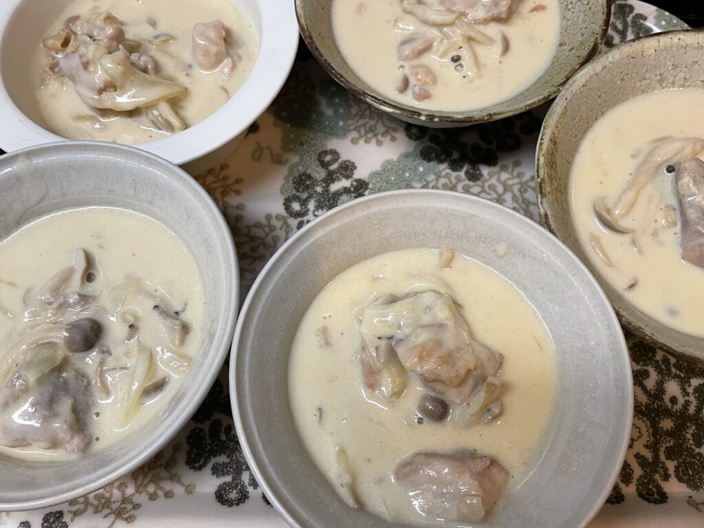 山本ゆりさんレシピ「濃厚みそチーズクリームチキン」を40代主婦が作ってみて器に盛り付けた写真