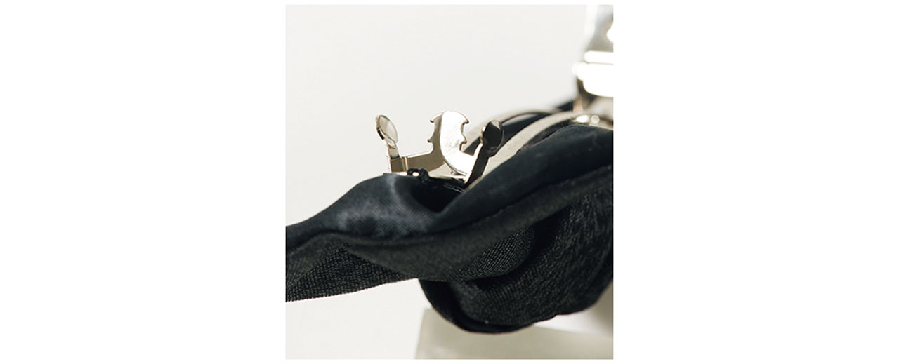 どちらも金具は2段階調節仕様。毛量に合わせて留められるので、子どもと兼用可能。