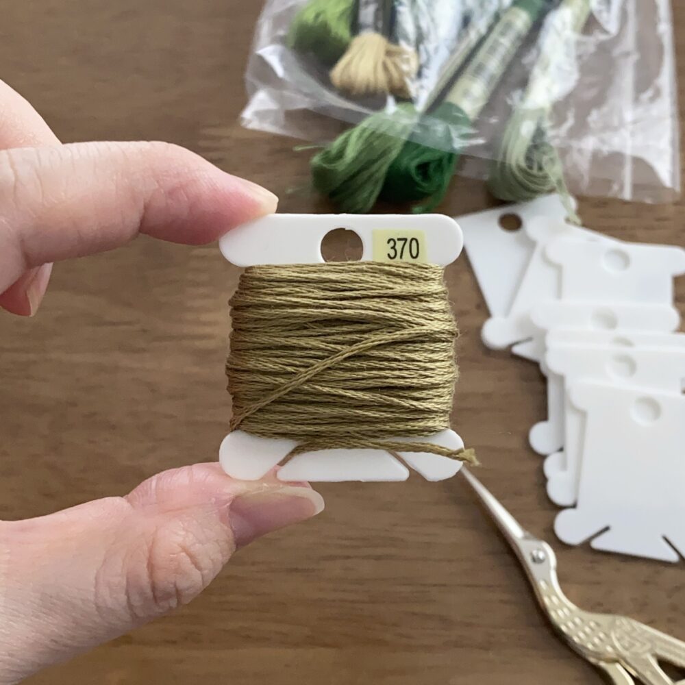 糸巻き板に巻いた刺繍糸