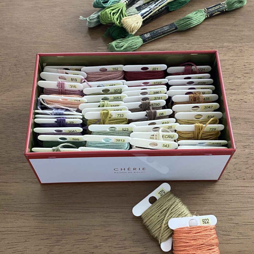 刺繍糸を菓子箱に収納