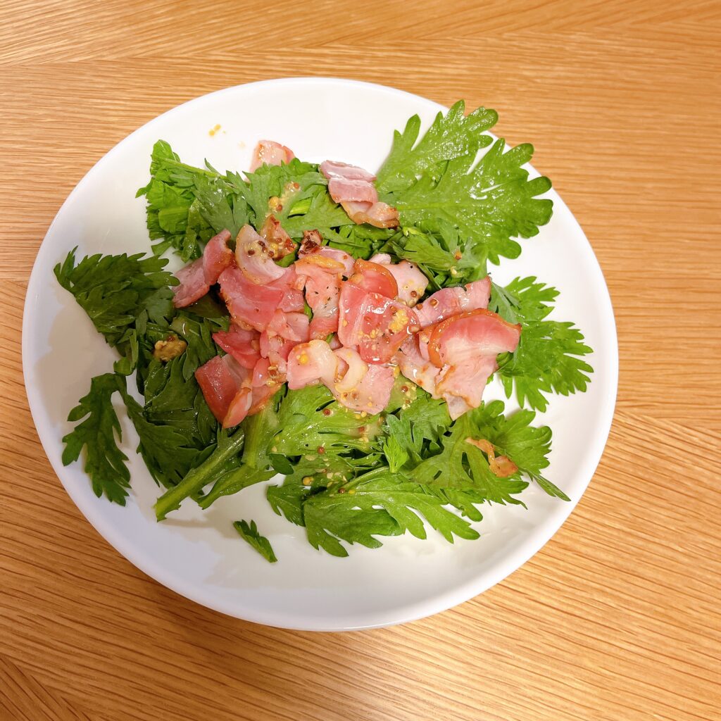 春菊とベーコンのサラダ