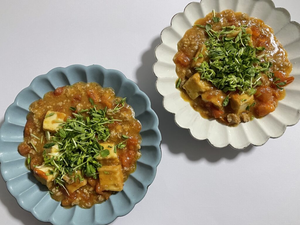 重信初江さんの「トマトマーボ」を40代主婦が作ってみた写真。輪花皿に盛り付けてある。