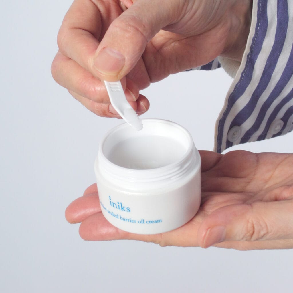 付属のスパチュラでパール1粒大くらいをとって使います。スパチュラですくうときは、バームのようなややかためな印象でしたが…