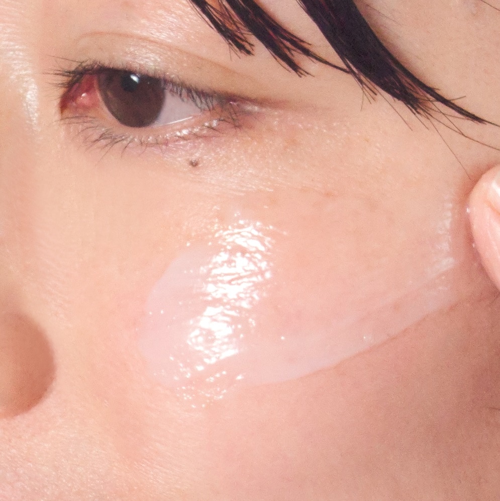 肌にのばすと、とろけるようなクリーム状に。するするっとよくのび、摩擦レスで顔全体に広げることができます。