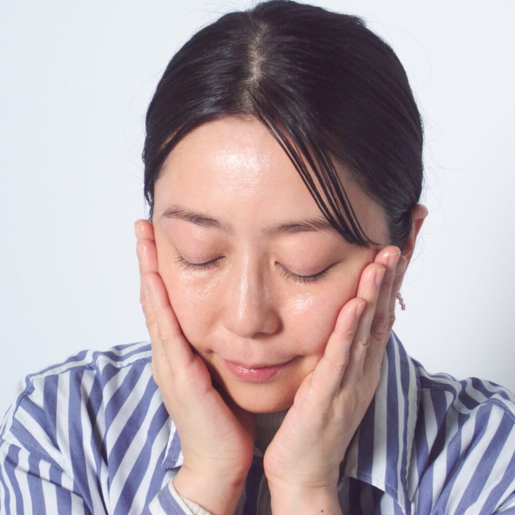 ハンドプレスで、肌になじませました。なじませたあとは、オイルなのベタつく感じはなし！ 肌はしっとりやわらかくなりつつも、表面はサラッとした肌に。