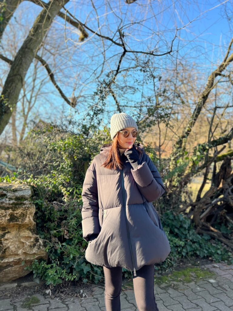 佐藤ありささんの冬の防寒スタイル　ヘルノのダウンコート