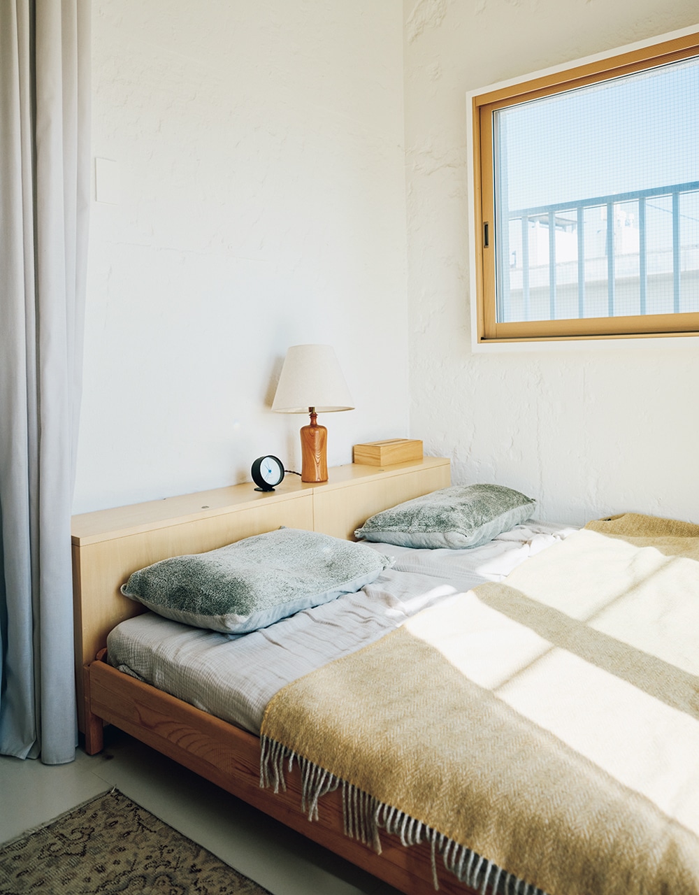 就寝時はベッドを2つ並べてダブルに