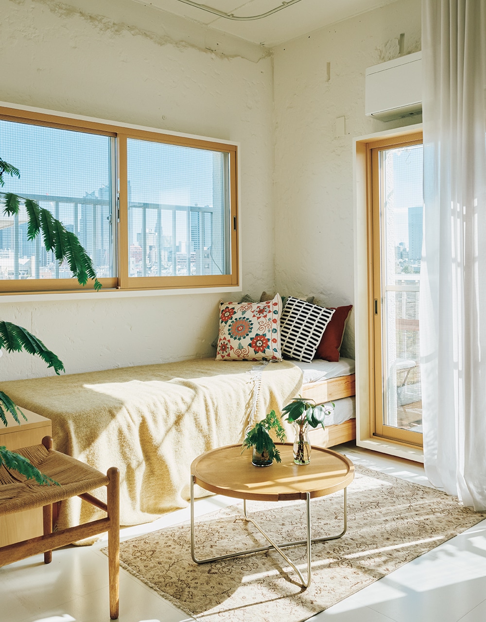 昼間はシングルベッド2台を重ねてソファに