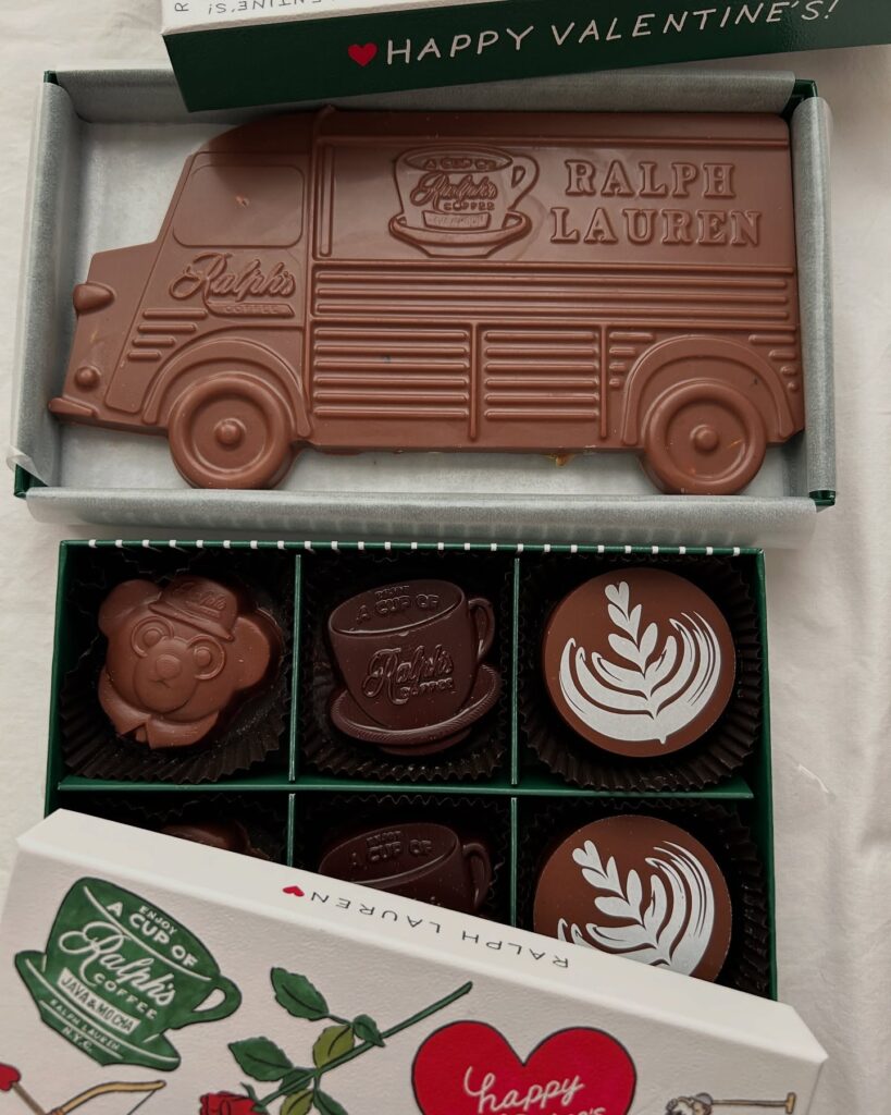 ラルフズ コーヒー トラックをチョコレートバーにした「カフェトラックチョコレートバー」と、ラルフズ コーヒーのアイコニックなモチーフが並ぶ「ボンボンショコラアソート」(6個入り)。