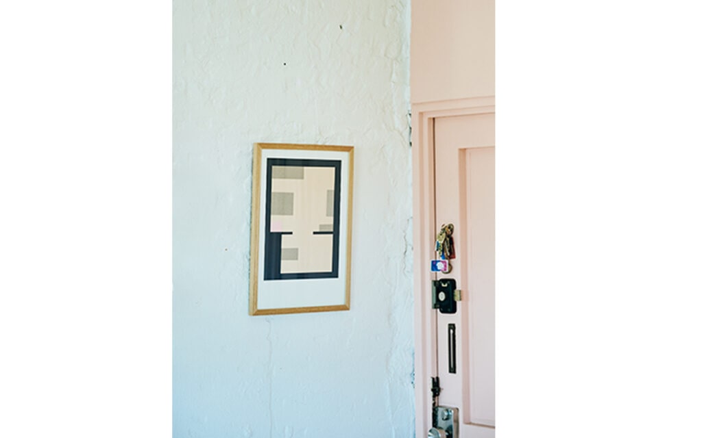 間取りを切り絵にしたアートを玄関に飾って。