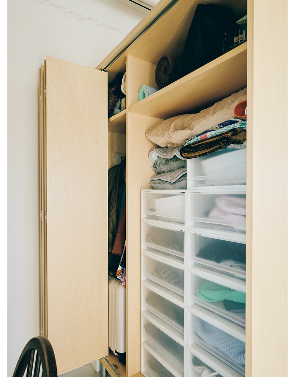 クローゼットは、無印良品の引き出しがぴったりと入る大きさに