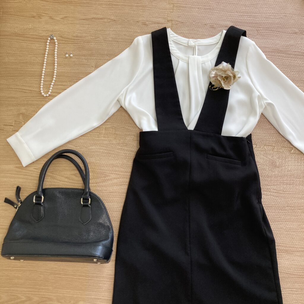 黒ジャンパースカート　白ブラウス　パールアクセサリー