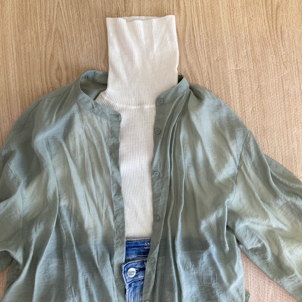 グリーンシャツ、白リブタートル、ジーンズ