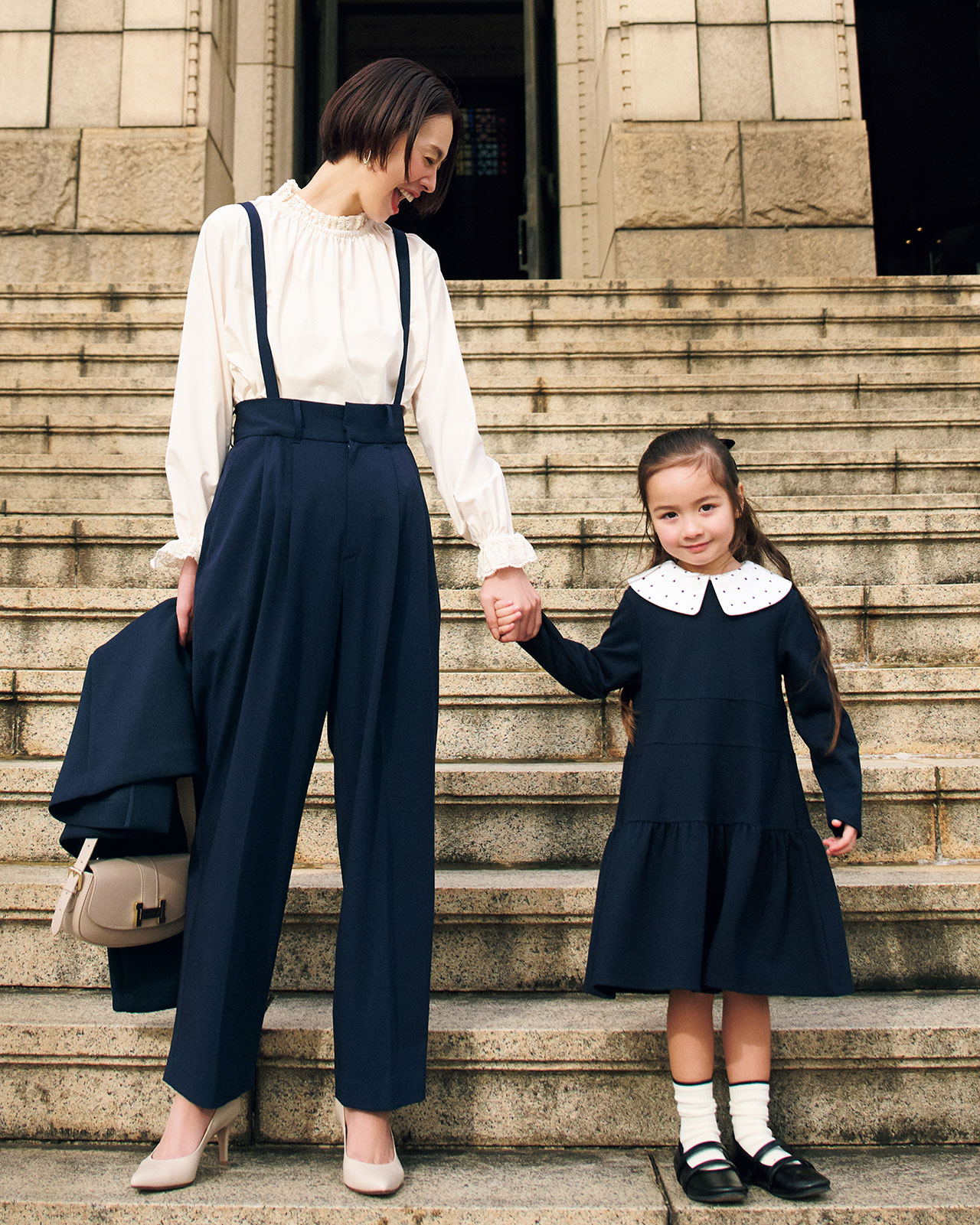 浅見れいなさんの12classe【洗える】前後2WAY衿レースブラウス、【洗える】きれいめサスペンダーパンツのコーデ