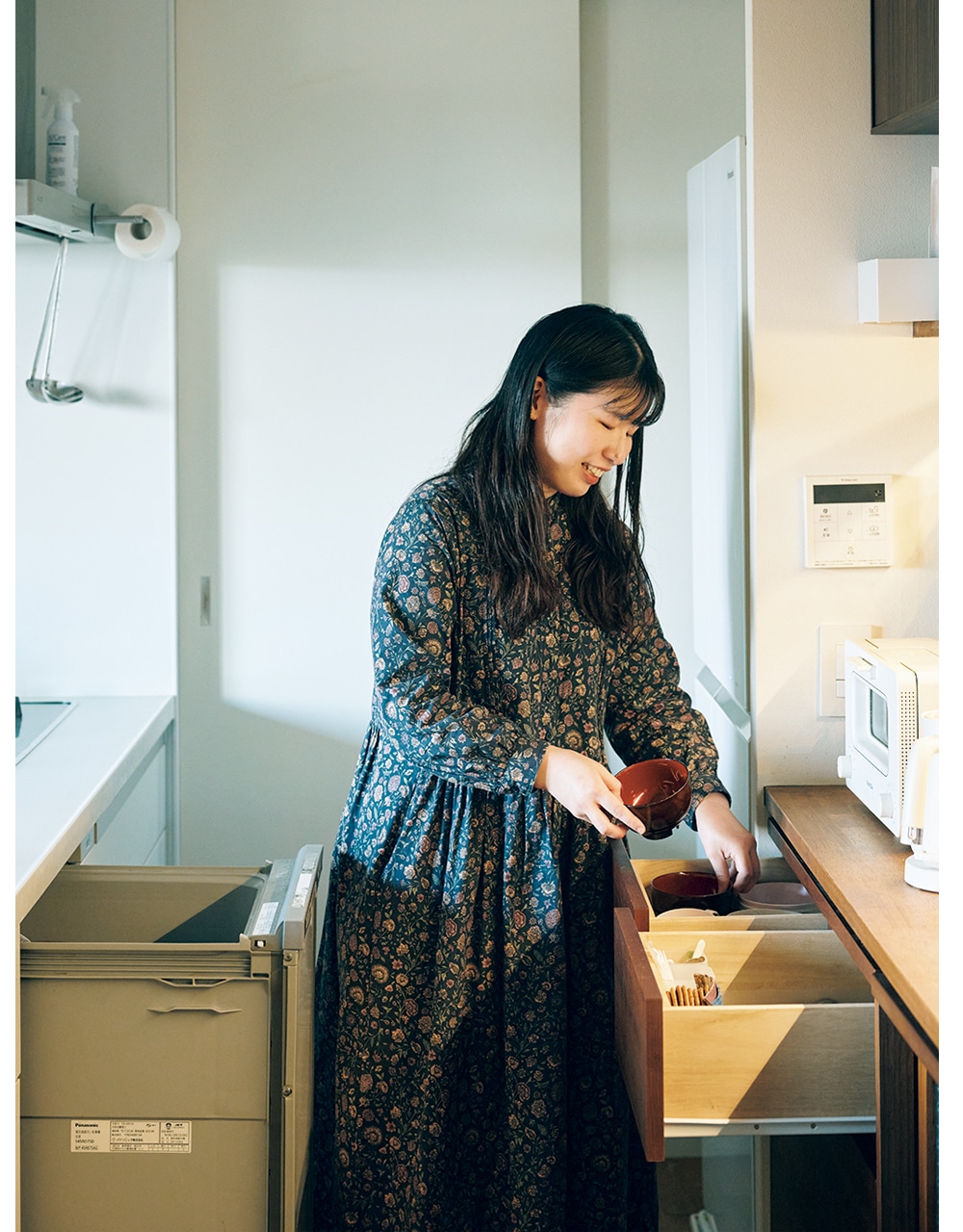 食洗機の真後ろには無印良品の家具を