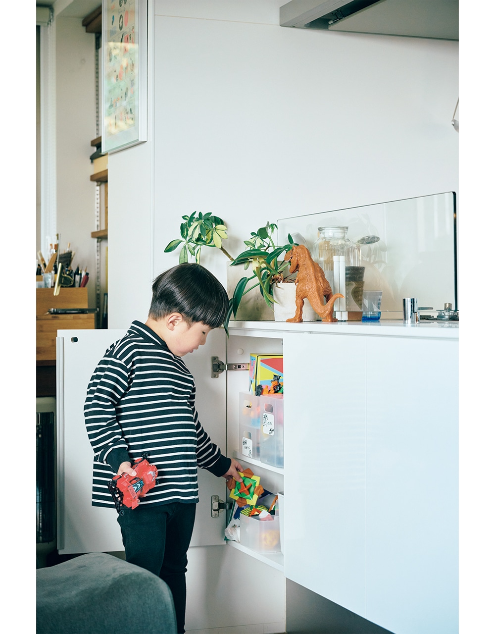 キッチン前面の収納には、リビングで使う日用品のストックなどを