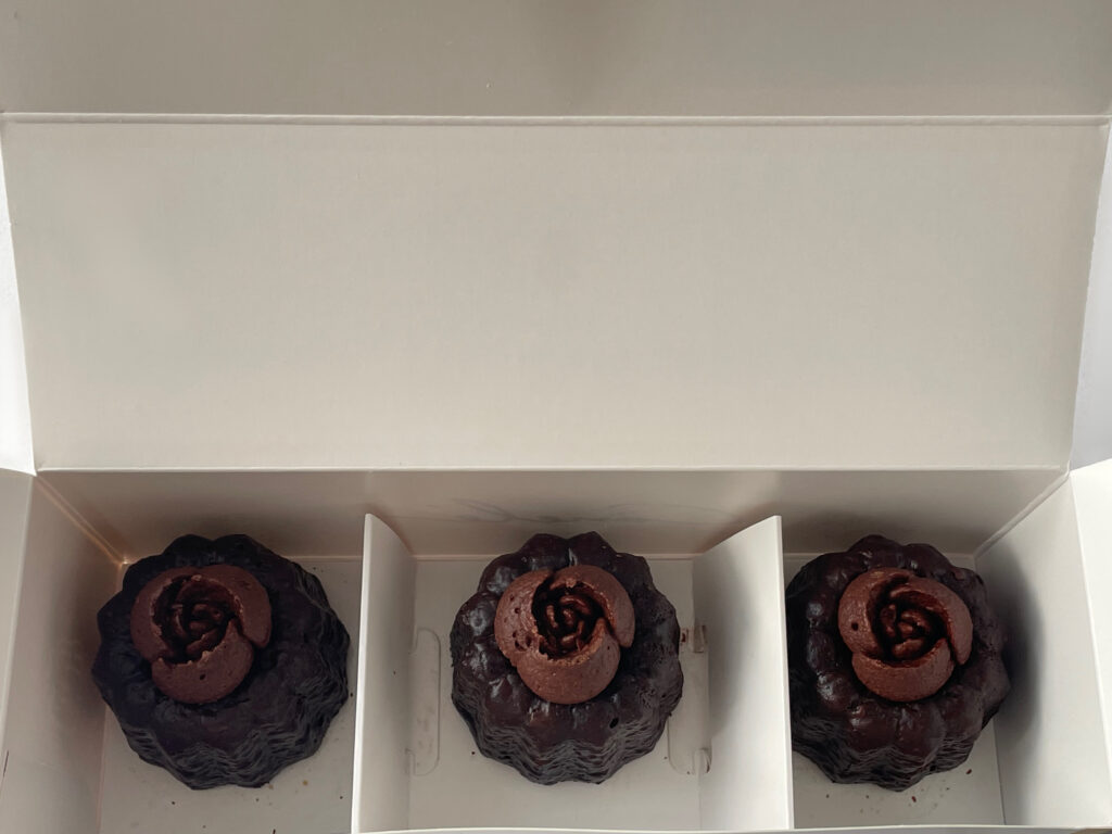 チューリップローズ　カヌレ・ショコラ3個入り　中身写真