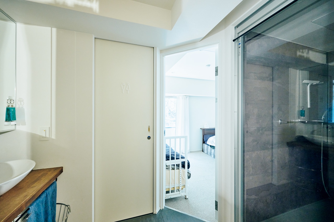 洗面室に入ると、右からバスルーム、寝室、トイレのドアが並ぶ