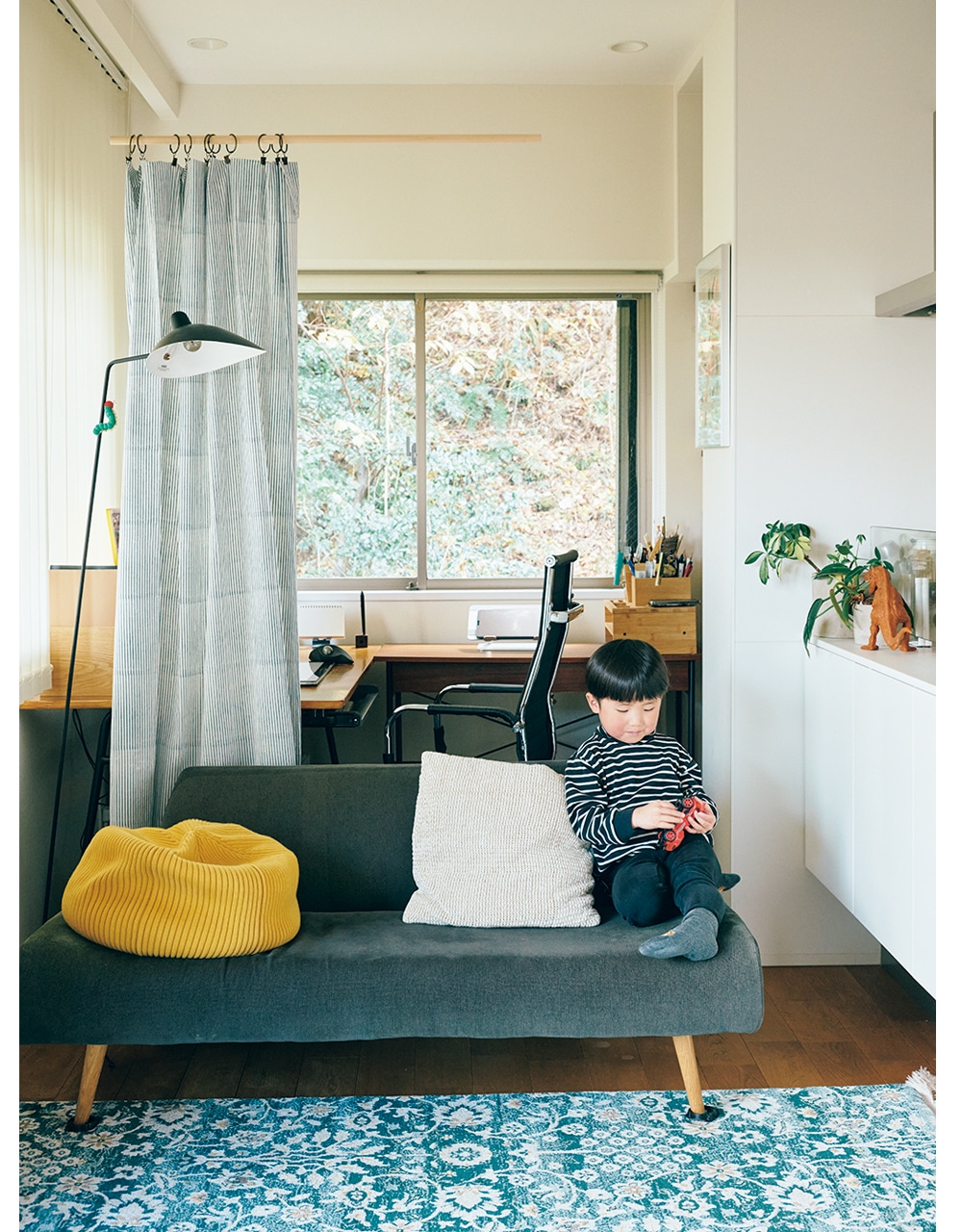 リビング奥の窓ぎわが、夫のワークスペース