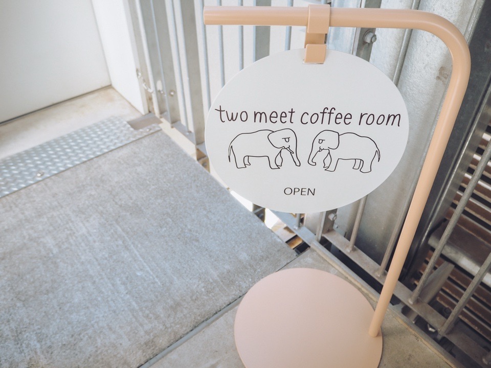 カフェtwo meet coffe roomのピンク色の看板