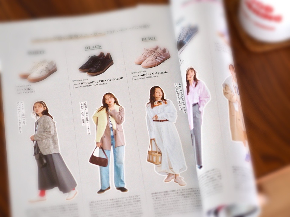 LEE3月号38ﾍﾟｰｼﾞのｽﾆｰｶｰNEWSの記事を開いているところ