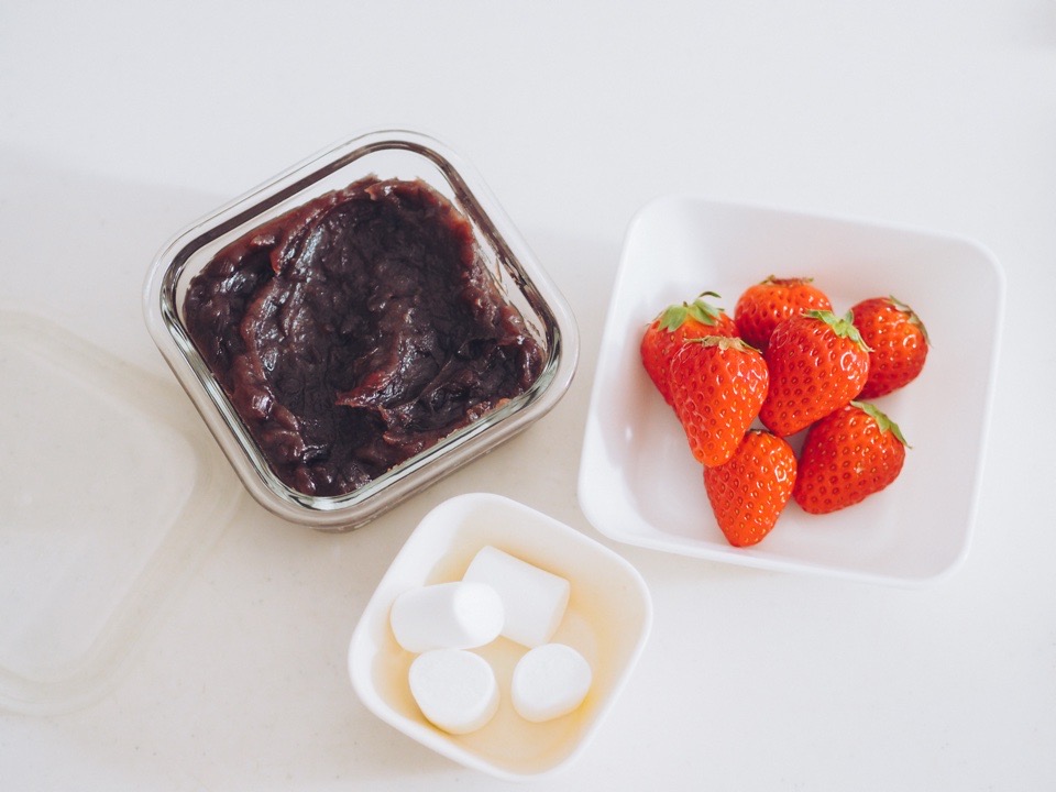 テーブルの上のお皿に入ったいちご、マシュマロ、粒あん