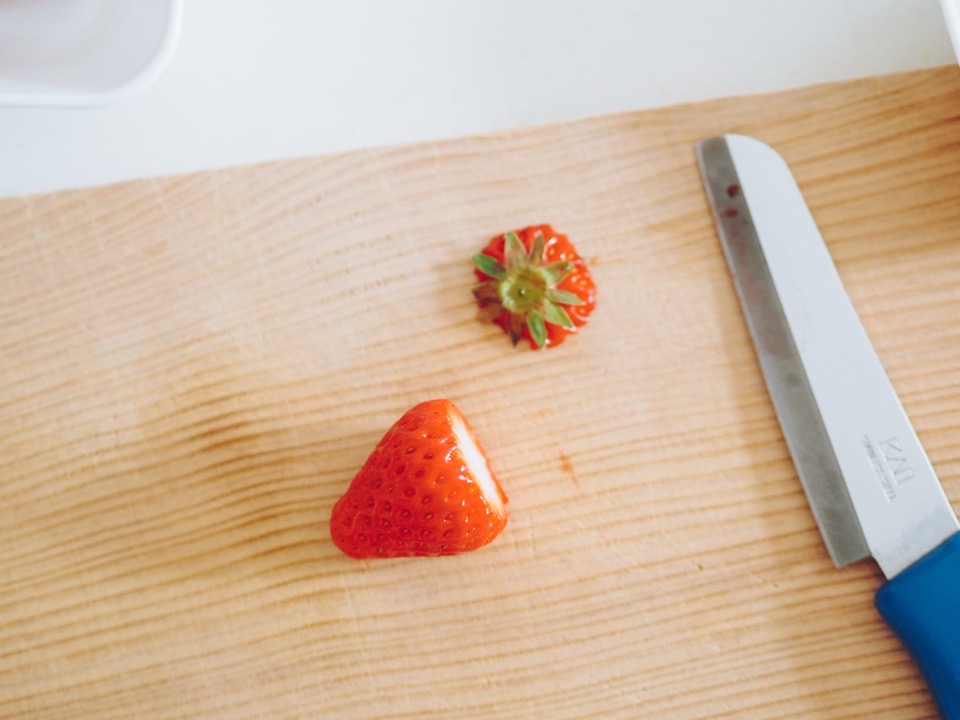 木のまな板にカットしたいちご