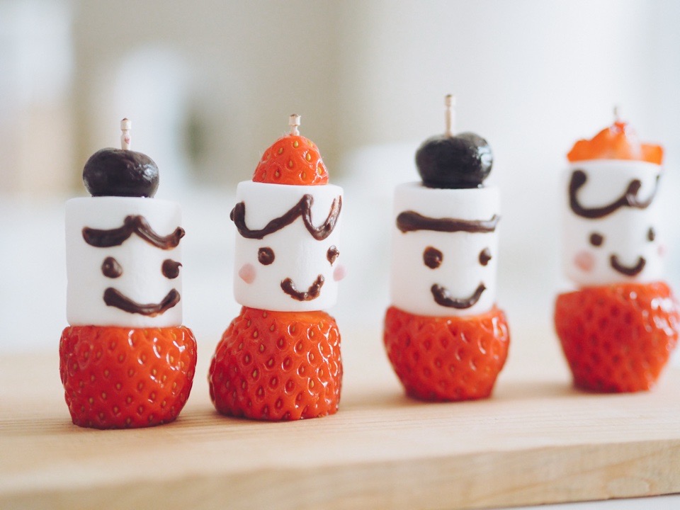 いちごとマシュマロのひな人形のアップ