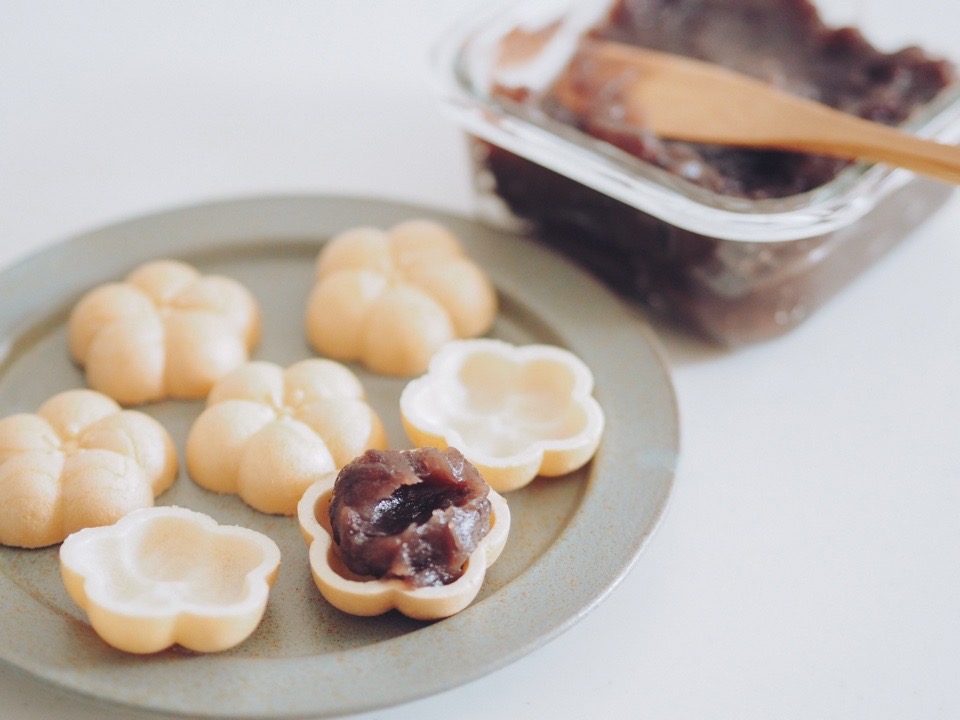 梅の形の最中の皮にあんこを挟むところ