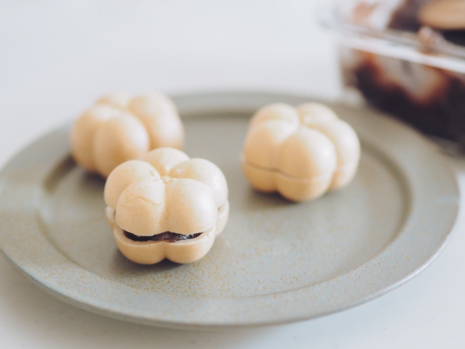 グレーのお皿のうえにあんこを挟んだ最中が３つ並んでいる