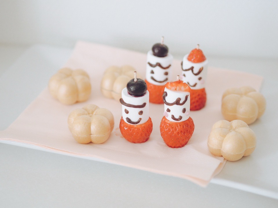 手作り最中といちごとマシュマロのひな人形が並んでいるところ
