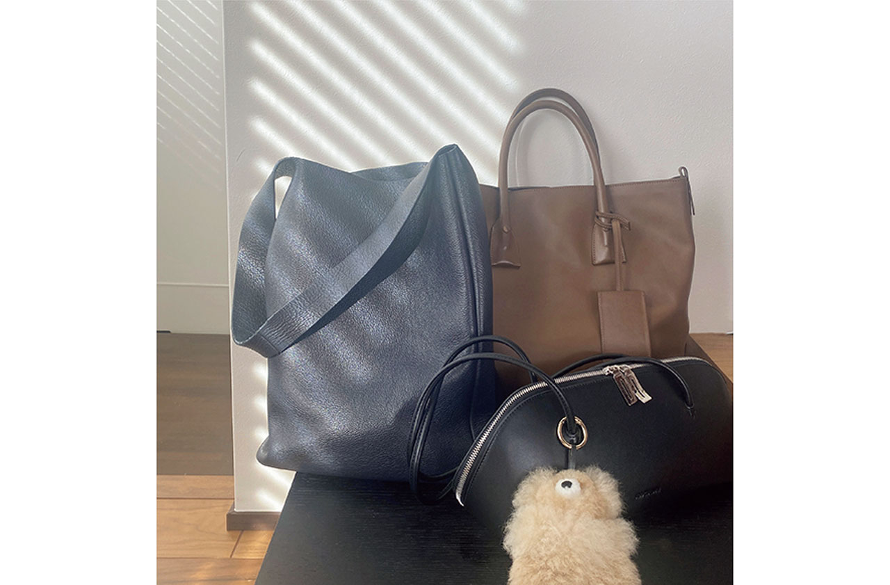 きれいめスタイルが好きということもあり、着こなしに合うレザーバッグが多めです。