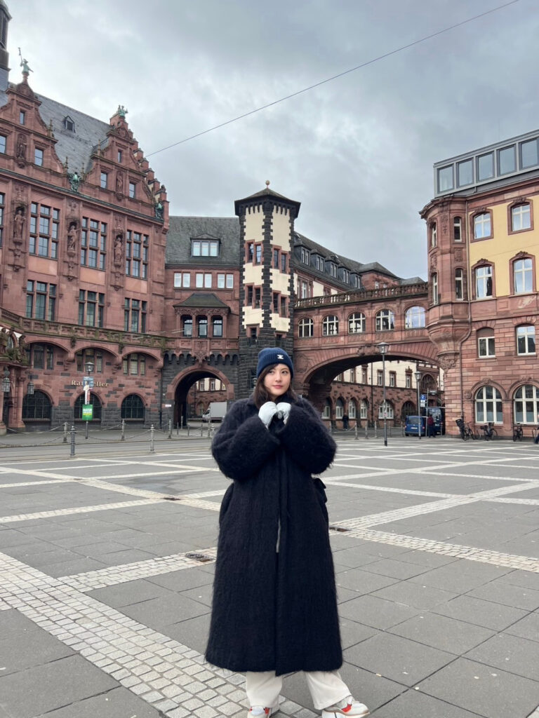 佐藤ありささんの冬の防寒スタイル　ジルサンダーのコート