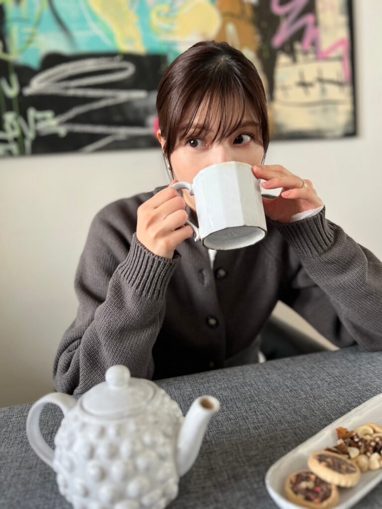 アスティエのティーセットでハーブティーを飲む佐藤ありささん