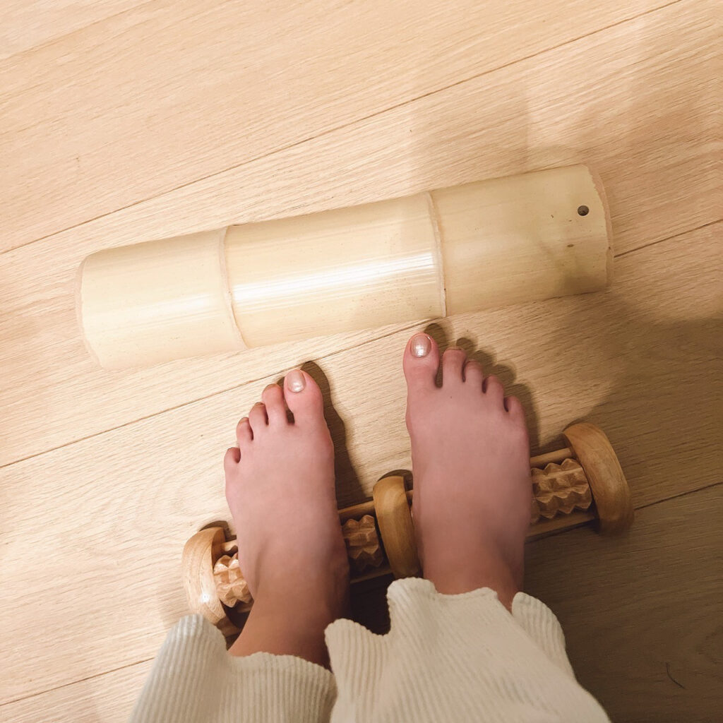 青竹踏みする佐藤ありささん