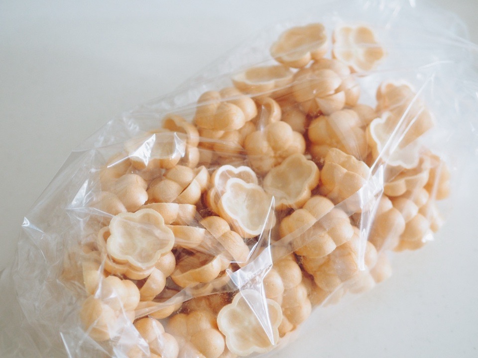 100個入の梅の花の形の最中が入った袋