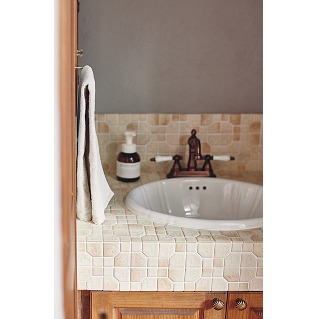 洗面台はネットで探したアンティークのタイル