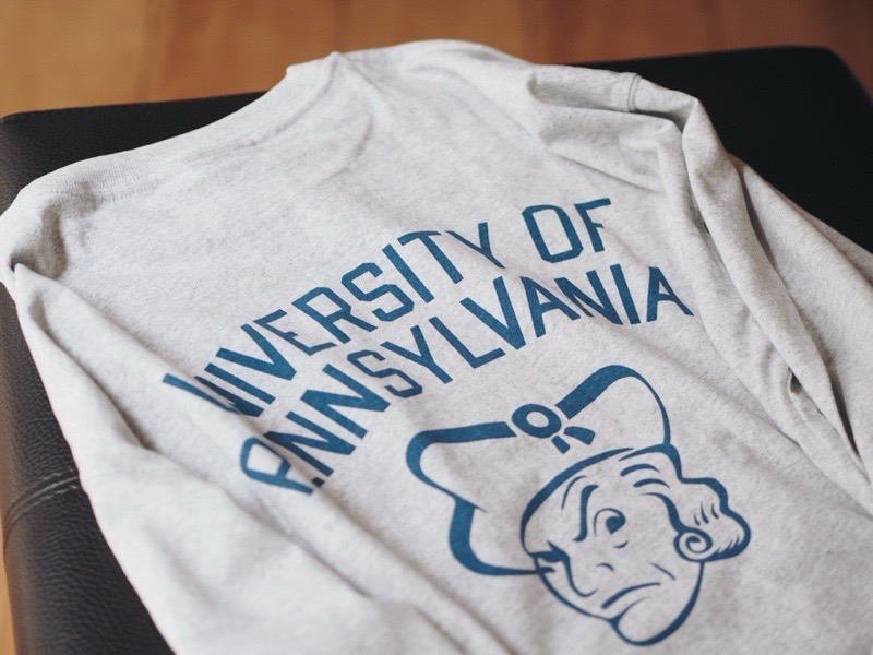 グレーのPENNSYLVANIAのロンTの裏側