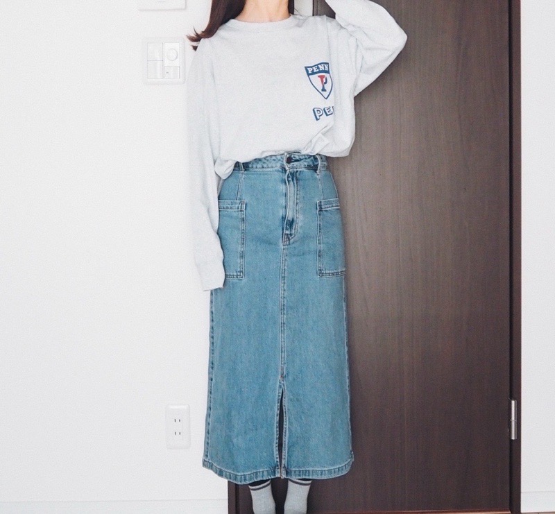 グレーのPENNSYLVANIAのロンTとデニムのロングスカートを合わせたスタイル
