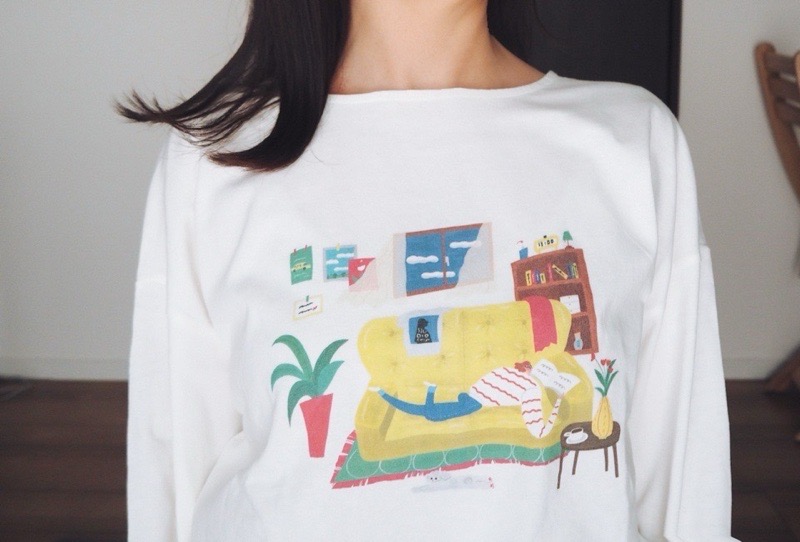 スタジオクリップとAki_ishibashiコラボ ロンTを女性が着用した上半身