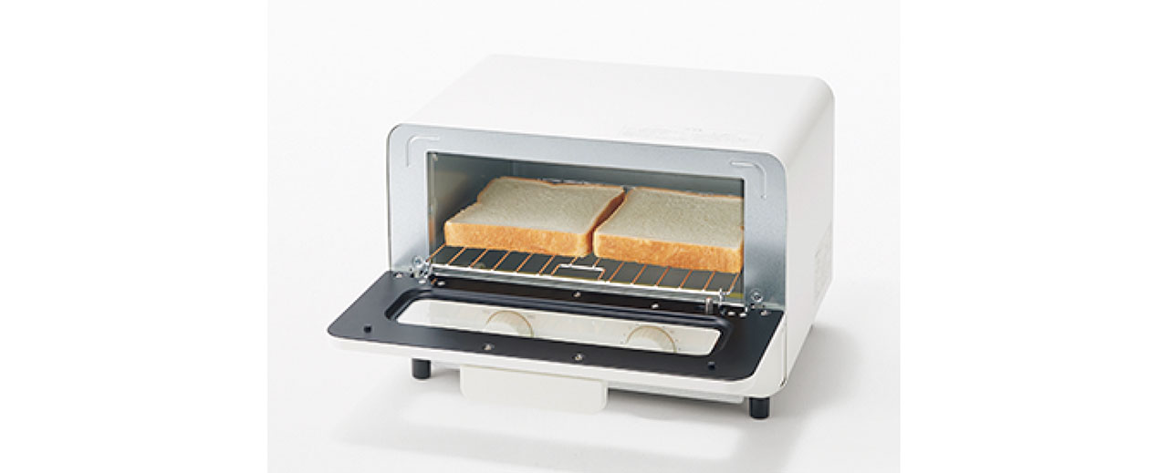 幅約33×奥行約26.7㎝のコンパクトさ。直径18㎝の冷凍ピザも入ります