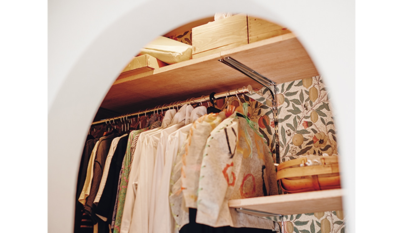 左側は洋服コーナー