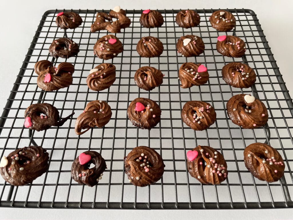 サクサク焼きチョコレート写真2　イギリスのケーキクーラーにのせた写真　近藤幸子さんレシピ　作ってみましたおいしいLEEレシピ　LEE100人隊　TB　　はな　今日のお買い物　料理部