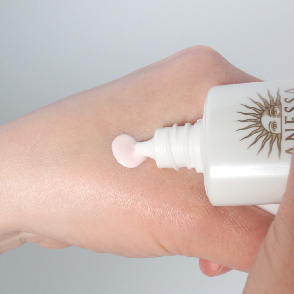 さらっとしたリキッドタイプの乳液で、ピンク色。ほんのり血色感を感じるライトピンクパールで、くすみや色ムラを補正し、トーンアップを叶えてくれます。