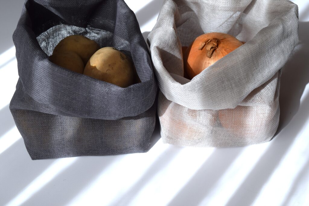 写真　蚊帳織野菜保管袋